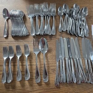 Oneida Silver Stainless Steel Flatware Set - Polished Silver